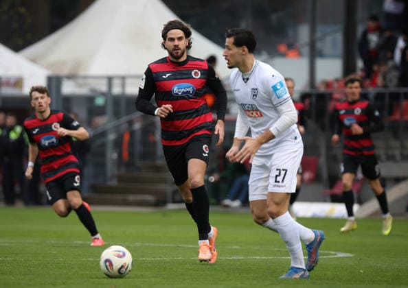 v.l. Lex-Tyger-Lobinger (Viktoria Koeln 09), Lukas Mazagg (SSV 1846 Ulm 27), im Hintergrund weitere Spieler GER, Viktoria Koeln 1904 vs. SSV 1846 Ulm, Fussball, 3. Liga, 17. Spieltag, Spielzeit 2025 2026, 06.12.2025. (DFL DFB REGULATIONS PROHIBIT ANY USE OF PHOTOGRAPHS as IMAGE SEQUENCES and or QUASI-VIDEO). GER, Viktoria Koeln 1904 vs. SSV 1846 Ulm, Fussball, 3. Liga, 17. Spieltag, Spielzeit 2025 2026, 06.12.2025. Koeln Copyright: xEibner-Pressefotox xThomasxStoeckerx EP_TSR