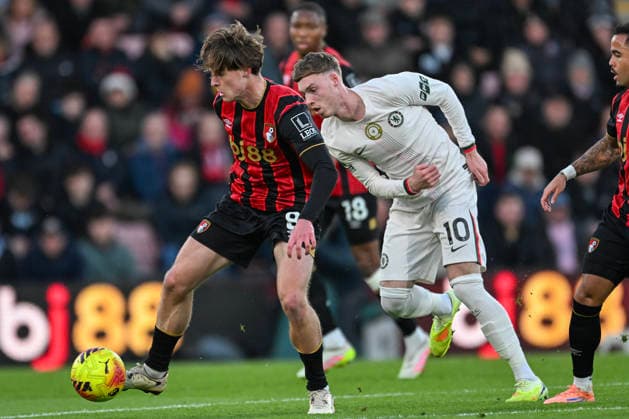 Bournemouth v Chelsea Premier League Alex Scott of Bournemouth is challenged by Cole Palmer of Chelsea during the Premier League match at the Vitality Stadium, Bournemouth 06 12 2025 UK Newspapers OUT Copyright: xJeremyxLandeyx FIL-22603-0021