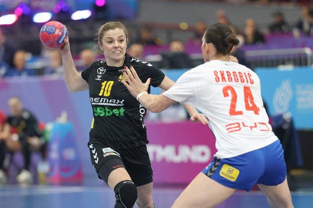 Montenegro - Serbien, IHF Handball-WM der Frauen Matea Pletikosic (Montenegro, 10) gegen Jovana Skrobic (Serbien, 24). 3. Hauptrundenspiel der Handball-WM der Frauen zwischen Montenegro und Serbien am 6. Dezember 2025 in der Westfalenhalle in Dortmund., Dortmund Nordrhein-Westfalen Deutschland Westfalenhalle