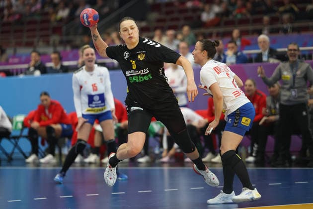 Montenegro - Serbien, IHF Handball-WM der Frauen Durdina Jaukovic (Montenegro, 9) gegen Katarina Krpez Slezak (Serbien, 3). 3. Hauptrundenspiel der Handball-WM der Frauen zwischen Montenegro und Serbien am 6. Dezember 2025 in der Westfalenhalle in Dortmund., Dortmund Nordrhein-Westfalen Deutschland Westfalenhalle