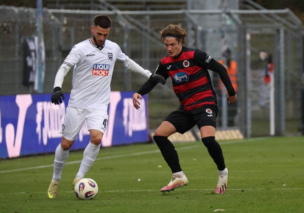 v.l. Leon Dajaku (SSV 1846 Ulm 43), Tobias Eisenhut (Viktoria Koeln 06) GER, Viktoria Koeln 1904 vs. SSV 1846 Ulm, Fussball, 3. Liga, 17. Spieltag, Spielzeit 2025 2026, 06.12.2025. (DFL DFB REGULATIONS PROHIBIT ANY USE OF PHOTOGRAPHS as IMAGE SEQUENCES and or QUASI-VIDEO). GER, Viktoria Koeln 1904 vs. SSV 1846 Ulm, Fussball, 3. Liga, 17. Spieltag, Spielzeit 2025 2026, 06.12.2025. Koeln Copyright: xEibner-Pressefotox xThomasxStoeckerx EP_TSR