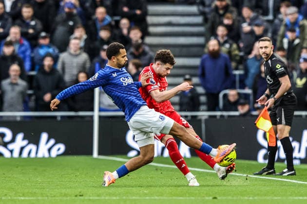 Premier League Everton v Nottingham Forest Iliman Ndiaye of Everton blocks a pass from Neco Williams of Nottingham Forest during the Premier League match Everton vs Nottingham Forest at Hill Dickinson Stadium, Liverpool, United Kingdom, 6th December 2025 (Photo by Alfie Cosgrove News Images) Liverpool Hill Dickinson Stadium Merseyside United Kingdom Copyright: xAlfiexCosgrove NewsxImagesx