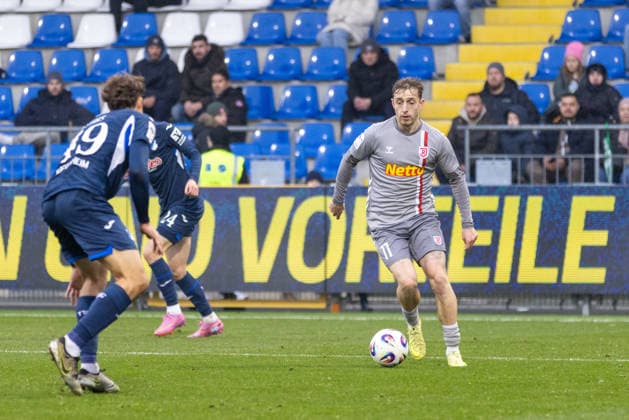 06.12.2025, Fussball, GER, Saison, 3.Liga, Saision 2025 2026, 17. Spieltag, TSG Hoffenheim II - SSV Jahn Regensburg Noel Eichinger (Regensburg) gegen Yannik Lührs DFL REGULATIONS PROHIBIT ANY USE OF PHOTOGRAPHS AS IMAGE SEQUENCES AND OR QUASI-VIDEO.