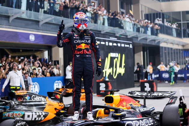 Max Verstappen of the Netherlands and Oracle Red Bull Racing , Qualifying, F1 Grand Prix of Abu Dhabi, am 06. December 2025 in Abu Dhabi, United Arab Emirates. (Foto von Diogo Cardoso DeFodi Images) Max Verstappen of the Netherlands and Oracle Red Bull Racing , Qualifying, F1 Grand Prix of Abu Dhabi, Yas Marina Circuit on December 6, 2025 in Abu Dhabi, United Arab Emirates. (Photo by Diogo Cardoso DeFodi Images)