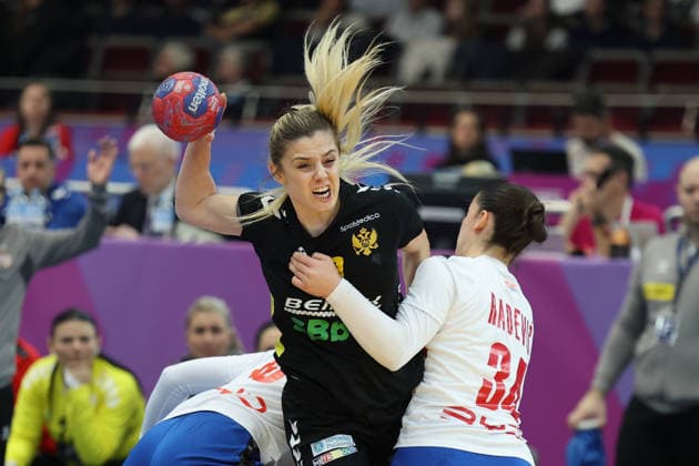 GER, Dortmund, 27th Wommen s World Championship, WM, Weltmeisterschaft 2025, Hauptrunde Main Round, Gruppe Group II, 3. Runde Round: Montenegro (MNE) vs. Serbien Serbia (SRB) 06.12.2025, Westfalenhalle, Dortmund, GER, Dortmund, 27th Wommen s World Championship 2025, Hauptrunde Main Round, Gruppe Group II, 3. Runde Round: Montenegro (MNE) vs. Serbien Serbia (SRB), im Bild: Matea PLETIKOSIÄÜ (MNE 10), im Zweikampf gegen AnÄ‘ela JanjuÅ¡ević (SRB 15), Dunja Radević (SRB 34),