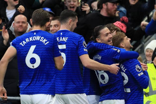 6th December 2025; Hill Dickinson Stadium, Liverpool, England; Premier League Football, Everton versus Nottingham Forest; Everton players celebrate after the own goal scored by Nikola Milenkovic of Nottingham Forest after 2 minutes  DavidxBlunsden