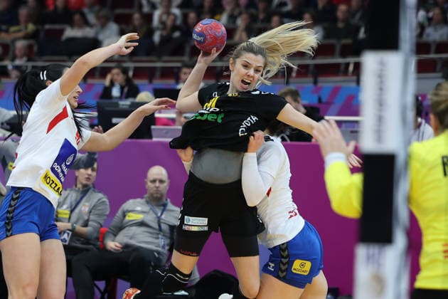 GER, Dortmund, 27th Wommen s World Championship, WM, Weltmeisterschaft 2025, Hauptrunde Main Round, Gruppe Group II, 3. Runde Round: Montenegro (MNE) vs. Serbien Serbia (SRB) 06.12.2025, Westfalenhalle, Dortmund, GER, Dortmund, 27th Wommen s World Championship 2025, Hauptrunde Main Round, Gruppe Group II, 3. Runde Round: Montenegro (MNE) vs. Serbien Serbia (SRB), im Bild: Matea PLETIKOSIÄÜ (MNE 10), im Zweikampf gegen Dunja Radević (SRB 34),