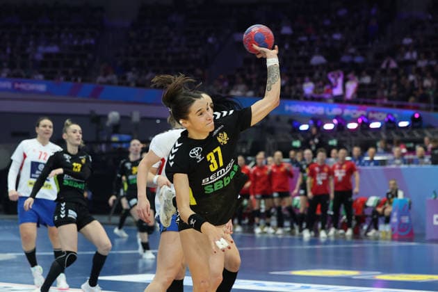 GER, Dortmund, 27th Wommen s World Championship, WM, Weltmeisterschaft 2025, Hauptrunde Main Round, Gruppe Group II, 3. Runde Round: Montenegro (MNE) vs. Serbien Serbia (SRB) 06.12.2025, Westfalenhalle, Dortmund, GER, Dortmund, 27th Wommen s World Championship 2025, Hauptrunde Main Round, Gruppe Group II, 3. Runde Round: Montenegro (MNE) vs. Serbien Serbia (SRB), im Bild: Nina BULATOVIÄÜ (MNE 37), mit Wurf auf s Tor