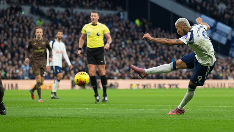 Tottenham Hotspur v Brentford Premier League Richarlison of Tottenham Hotspur shoots at goal against Brentford during the Premier League match at Tottenham Hotspur Stadium, London 06 12 2025 UK Newspapers OUT Copyright: xGraemexWilcocksonx FIL-22607-0042