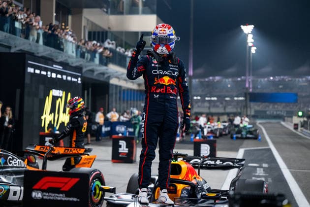 Max Verstappen (Oracle Red Bull Racing, Niederlande, 01) jubelt im Parc Ferme ueber Startplatz 1 und die Pole Position, UAE, Formel 1 Weltmeisterschaft, Abu Dhabi Grand Prix, Yas Marina Circuit, Qualifying, 06.12.2025 UAE, Formel 1 Weltmeisterschaft, Abu Dhabi Grand Prix, Yas Marina Circuit, 06.12.2025 Yas Marina Island Copyright: xEibner-Pressefoto Memmlerx EP_MMR