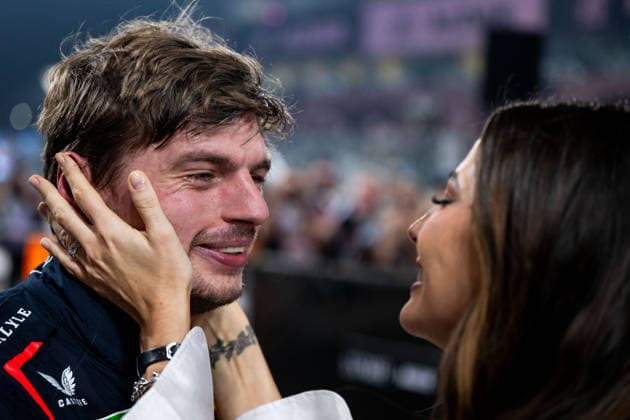 Max Verstappen (Oracle Red Bull Racing, Niederlande, 01) jubelt im Parc Ferme ueber Startplatz 1 und die Pole Position und kuesst seine Lebensgefaehrtin Girlfriend Kelly Piquet, UAE, Formel 1 Weltmeisterschaft, Abu Dhabi Grand Prix, Yas Marina Circuit, Qualifying, 06.12.2025 UAE, Formel 1 Weltmeisterschaft, Abu Dhabi Grand Prix, Yas Marina Circuit, 06.12.2025 Yas Marina Island Copyright: xEibner-Pressefoto Memmlerx EP_MMR