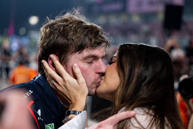 Max Verstappen (Oracle Red Bull Racing, Niederlande, 01) jubelt im Parc Ferme ueber Startplatz 1 und die Pole Position und kuesst seine Lebensgefaehrtin Girlfriend Kelly Piquet, UAE, Formel 1 Weltmeisterschaft, Abu Dhabi Grand Prix, Yas Marina Circuit, Qualifying, 06.12.2025 UAE, Formel 1 Weltmeisterschaft, Abu Dhabi Grand Prix, Yas Marina Circuit, 06.12.2025 Yas Marina Island Copyright: xEibner-Pressefoto Memmlerx EP_MMR