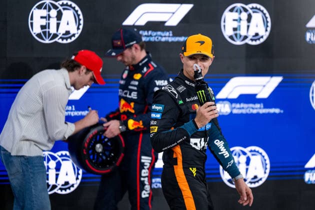 Lando Norris (McLaren Formula 1 Team, Großbritannien, 04) im Parc Ferme, dahinter Max Verstappen (Oracle Red Bull Racing, Niederlande, 01) auf der Pole Position, UAE, Formel 1 Weltmeisterschaft, Abu Dhabi Grand Prix, Yas Marina Circuit, Qualifying, 06.12.2025 UAE, Formel 1 Weltmeisterschaft, Abu Dhabi Grand Prix, Yas Marina Circuit, 06.12.2025 Yas Marina Island Copyright: xEibner-Pressefoto Memmlerx EP_MMR