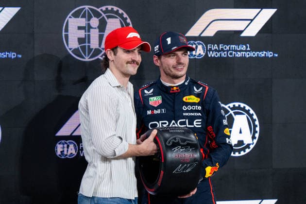 Max Verstappen (Oracle Red Bull Racing, Niederlande, 01) jubelt im Parc Ferme ueber Startplatz 1 und die Pole Position und bekommt von Benson Boone (Musiker) den Pirelli Pole Position Award, UAE, Formel 1 Weltmeisterschaft, Abu Dhabi Grand Prix, Yas Marina Circuit, Qualifying, 06.12.2025 UAE, Formel 1 Weltmeisterschaft, Abu Dhabi Grand Prix, Yas Marina Circuit, 06.12.2025 Yas Marina Island Copyright: xEibner-Pressefoto Memmlerx EP_MMR