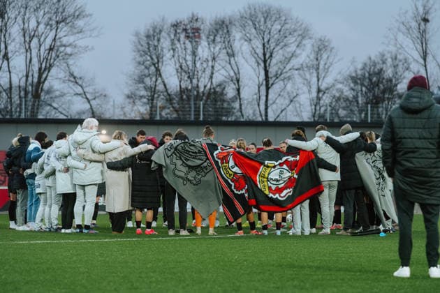 06.12.25, Frauen, Fussball, Google Pixel Frauen Bundesliga, Saison 2025 2026, Bayer 04 Leverkusen - RB Leipzig, 12. Spieltag Mannschaft von Bayer 04 Leverkusen bildet einen Kreis nach dem 3:2 Sieg Leverkusen Ulrich-Haberland-Stadion NRW Deutschland