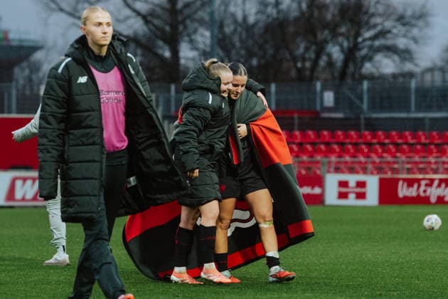06.12.25, Frauen, Fussball, Google Pixel Frauen Bundesliga, Saison 2025 2026, Bayer 04 Leverkusen - RB Leipzig, 12. Spieltag Estrella Merino Gonzalez ( 10 - Bayer 04 Leverkusen) und Vanessa Fudalla ( 21 - Bayer 04 Leverkusen) Umarmung nach Spielende und Sieg, Torschützinnen Leverkusen Ulrich-Haberland-Stadion NRW Deutschland