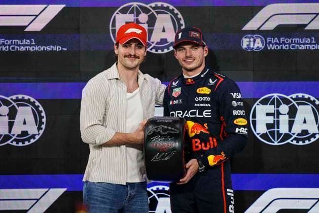 F1 - ABU DHABI GRAND PRIX 2025 VERSTAPPEN Max (ned), Red Bull Racing RB21, portrait pole position Benson Boone singer during the 2025 Formula 1 Abu Dhabi Grand Prix, 24th round of the 2025 FIA Formula One World Championship, WM, Weltmeisterschaft from December 05 to 07, 2025 on the Yas Marina Circuit, in Abu Dhabi, United Arab Emirates - Abu DhabiUnited Arab Emirates  Copyright: xXavixBonillax