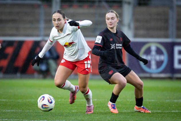 Frauen Fußball-Bundesliga; Bayer 04 Leverkusen - RB Leipzig, 06.12.2025 Gina Chmielinski (RB Leipzig, 10) setzt sich gegen Sofie Zdebel (Bayer 04 Leverkusen, 16) durch; Bayer 04 Leverkusen - RB Leipzig an Spieltag 12 der Google Pixel Frauen-Bundesliga am 06.12.2025 im Ulrich-Haberland-Stadion in Leverkusen (Nordrhein-Westfalen). DFL REGULATIONS PROHIBIT ANY USE OF PHOTOGRAPHS AS IMAGE SEQUENCES AND OR QUASI-VIDEO. Copyright: xBEAUTIFULxSPORTS AxelxKohringx