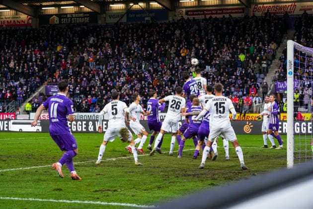 Deutschland: Fussball 3. Bundesliga Saison 2025 26, 17. Spieltag - VfL Osnabrück vs SV Wehen Wiesbaden, 06.12.2025, Stadion Bremer Brücke, Osnabrück: Theo Janotta (VfL Osnabrück, 20), Justin Janitzek (SV Wehen Wiesbaden, 15), Jakob Lewald (SV Wehen Wiesbaden, 26) Copyright: xLeonxFrickx