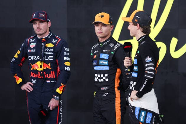 Lando Norris of Great Britain and McLaren, Oscar Piastri of Australia and McLaren and Max Verstappen of the Netherlands and Oracle Red Bull Racing , Qualifying, F1 Grand Prix of Abu Dhabi, am 06. December 2025 in Abu Dhabi, United Arab Emirates. (Foto von Diogo Cardoso DeFodi Images) Lando Norris of Great Britain and McLaren, Oscar Piastri of Australia and McLaren and Max Verstappen of the Netherlands and Oracle Red Bull Racing , Qualifying, F1 Grand Prix of Abu Dhabi, Yas Marina Circuit on December 6, 2025 in Abu Dhabi, United Arab Emirates. (Photo by Diogo Cardoso DeFodi Images)