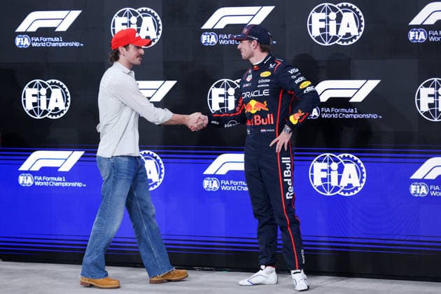 Max Verstappen of the Netherlands and Oracle Red Bull Racing and Benson Boone , Qualifying, F1 Grand Prix of Abu Dhabi, am 06. December 2025 in Abu Dhabi, United Arab Emirates. (Foto von Diogo Cardoso DeFodi Images) Max Verstappen of the Netherlands and Oracle Red Bull Racing and Benson Boone , Qualifying, F1 Grand Prix of Abu Dhabi, Yas Marina Circuit on December 6, 2025 in Abu Dhabi, United Arab Emirates. (Photo by Diogo Cardoso DeFodi Images)