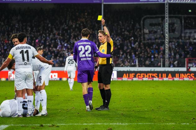 Deutschland: Fussball 3. Bundesliga Saison 2025 26, 17. Spieltag - VfL Osnabrück vs SV Wehen Wiesbaden, 06.12.2025, Stadion Bremer Brücke, Osnabrück: Luca Jürgensen (Schiedsrichter), Bernd Riesselmann (VfL Osnabrück, 22) Copyright: xLeonxFrickx