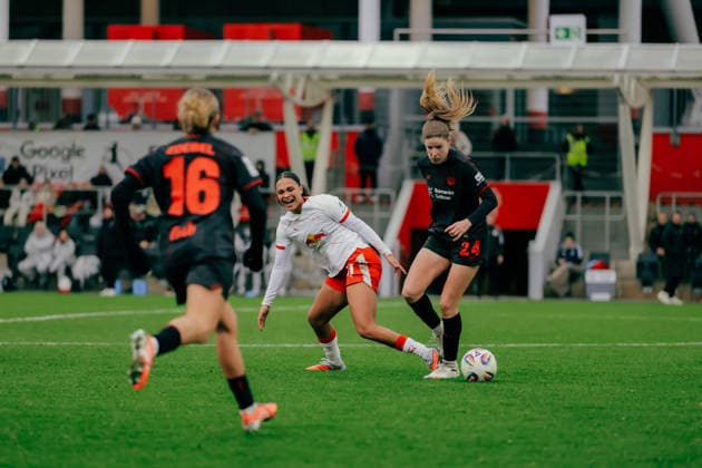 06.12.25, Frauen, Fussball, Google Pixel Frauen Bundesliga, Saison 2025 2026, Bayer 04 Leverkusen - RB Leipzig, 12. Spieltag Lisa Baum ( 11 - RB Leipzig) im Zweikampf mit Lilla Turanyi ( 24 - Bayer 04 Leverkusen) Leverkusen Ulrich-Haberland-Stadion NRW Deutschland
