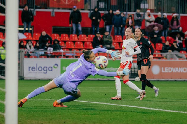 06.12.25, Frauen, Fussball, Google Pixel Frauen Bundesliga, Saison 2025 2026, Bayer 04 Leverkusen - RB Leipzig, 12. Spieltag Nikoline Dudek ( 24 - RB Leipzig) und Elvira Herzog ( 1 - RB Leipzig) schauen dem Torschuss von Valentina Maedl ( 17 - Bayer 04 Leverkusen) hinterher Leverkusen Ulrich-Haberland-Stadion NRW Deutschland