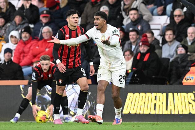 Bournemouth v Chelsea Premier League 06 12 2025. Wesley Fofana (29) of Chelsea gestures during the Premier League match between Bournemouth and Chelsea at the Vitality Stadium, Bournemouth, England on 6 December 2025. Bournemouth Vitality Stadium Dorset England Editorial use only DataCo restrictions apply See www.football-dataco.com , Copyright: xGrahamxHuntx PSI-23351-0054