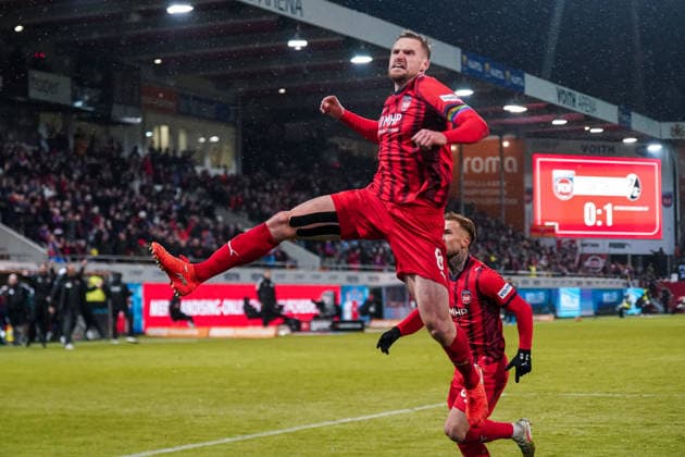 Deutschland: Fussball Bundesliga 2025 26, 13. Spieltag - 1. FC Heidenheim 1846 vs SC Freiburg - Voith Arena (Heidenheim): Tor und Torjubel zum 1:1 durch Patrick Mainka (FC Heidenheim, 6) Freude, Emotionen, Jubel *** Germany Soccer Bundesliga 2025 26, 13 Matchday 1 FC Heidenheim 1846 vs SC Freiburg Voith Arena Heidenheim Goal and goal celebration for 1 1 by Patrick Mainka FC Heidenheim, 6 Joy, emotions, jubilation Copyright: xJOERANxSTEINSIEKx