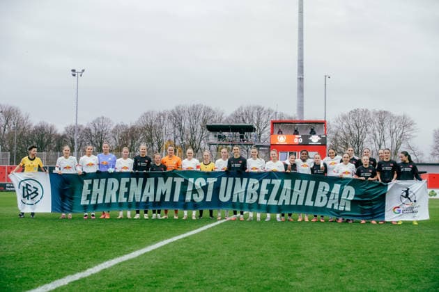 06.12.25, Frauen, Fussball, Google Pixel Frauen Bundesliga, Saison 2025 2026, Bayer 04 Leverkusen - RB Leipzig, 12. Spieltag Mannschaften von Bayer 04 Leverkusen und RB Leipzig halten einen Banner für die Kampagne Ehrenamt Ist Unbezahlbar vor dem Spiel Leverkusen Ulrich-Haberland-Stadion NRW Deutschland