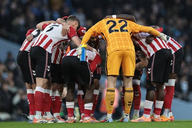 Premier League Manchester City v Sunderland Sunderland team huddle during the Premier League match Manchester City vs Sunderland at Etihad Stadium, Manchester, United Kingdom, 6th December 2025 (Photo by Mark Cosgrove News Images) Manchester Etihad Stadium Manchester United, ManU Kingdom Copyright: xMarkxCosgrove NewsxImagesx
