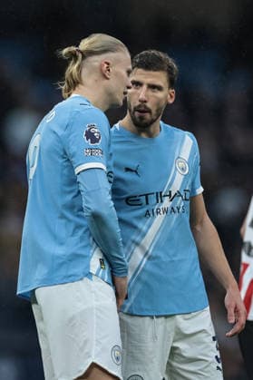 Premier League Manchester City v Sunderland Ruben Dias of Manchester City speaks to Erling Haaland of Manchester City during the Premier League match Manchester City vs Sunderland at Etihad Stadium, Manchester, United Kingdom, 6th December 2025 (Photo by Mark Cosgrove News Images) Manchester Etihad Stadium Manchester United, ManU Kingdom Copyright: xMarkxCosgrove NewsxImagesx