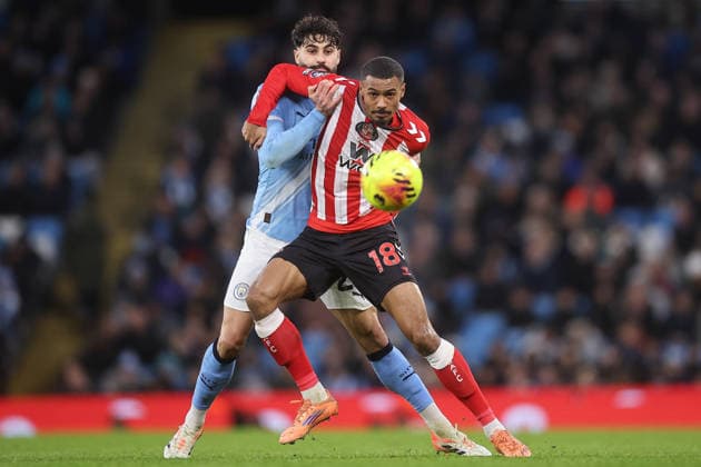 Manchester City v Sunderland 06 December 2025, Manchester - Premier League Football - Manchester City v Sunderland. Wilson Isidor of Sunderland and Josko Gvardiol of Manchester City compete for the ball (photo by Daniel Chesterton) Manchester UK Copyright: xDanielxChestertonxOffside