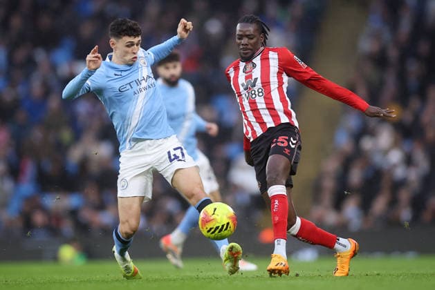 Manchester City v Sunderland 06 December 2025, Manchester - Premier League Football - Manchester City v Sunderland. Phil Foden of Manchester City and Bertrand Traore of Sunderland (photo by Daniel Chesterton) Manchester UK Copyright: xDanielxChestertonxOffside