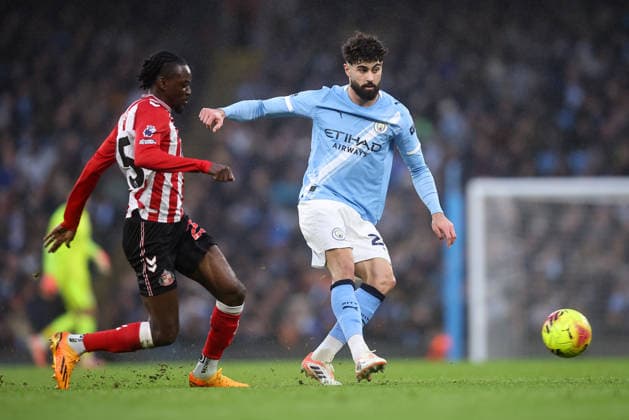 Manchester City v Sunderland 06 December 2025, Manchester - Premier League Football - Manchester City v Sunderland. Josko Gvardiol of Manchester City and Bertrand Traore of Sunderland (photo by Daniel Chesterton) Manchester UK Copyright: xDanielxChestertonxOffside