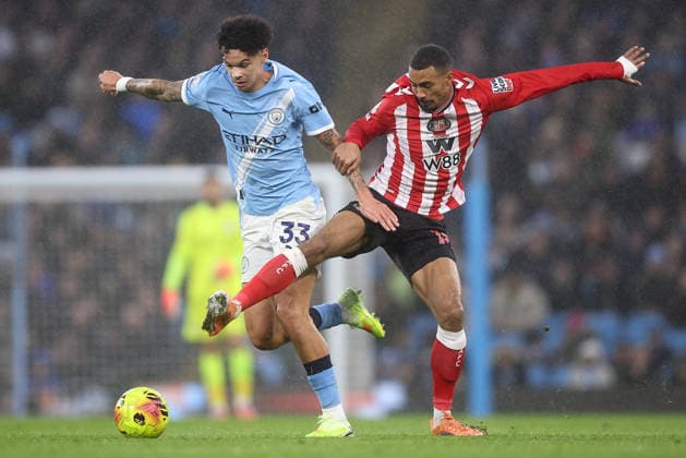 Manchester City v Sunderland 06 December 2025, Manchester - Premier League Football - Manchester City v Sunderland. Nico O Reilly of Manchester City and Wilson Isidor of Sunderland (photo by Daniel Chesterton) Manchester UK Copyright: xDanielxChestertonxOffside