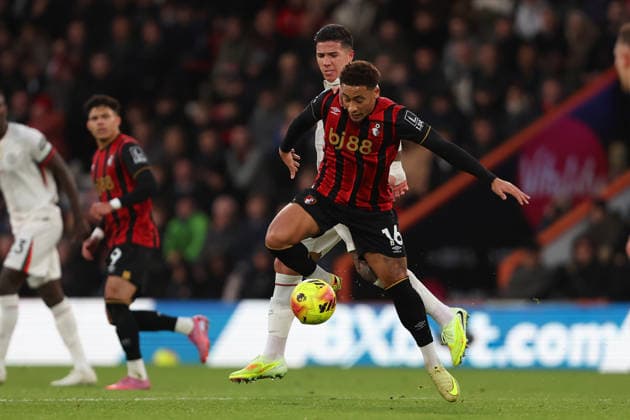 Football - 2025 2026 Premier League - AFC Bournemouth vs Chelsea - Vitality Stadium - Saturday 6th December 2025 Marcus Tavernier of Bournemouth holds Enzo Fernandez of Chelsea off the ball during the Premier League match at the Vitality Stadium COLORSPORT Shaun Boggust 