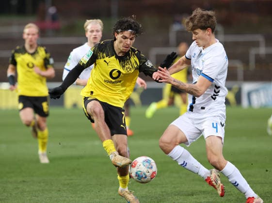 Samstag 06.12.2025, Saison 2025 26, Regionalliga West, 18. Spieltag im Stadion Rote Erde Dortmund, BVB Borussia Dortmund II - SC Paderborn U23, Babis Charalampos Drakas (BVB II) gegen Kevin Krumme (SCP), v.l.