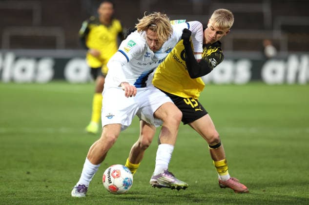 Samstag 06.12.2025, Saison 2025 26, Regionalliga West, 18. Spieltag im Stadion Rote Erde Dortmund, BVB Borussia Dortmund II - SC Paderborn U23, Travis de Jong (SCP) gegen Danylo Krevsun (BVB II), v.l.