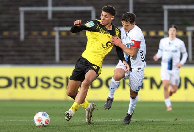 Samstag 06.12.2025, Saison 2025 26, Regionalliga West, 18. Spieltag im Stadion Rote Erde Dortmund, BVB Borussia Dortmund II - SC Paderborn U23, Jordi Leander Paulina (BVB II) gegen Kerem Yalcin (SCP), v.l.