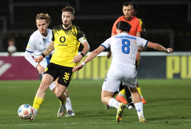 Samstag 06.12.2025, Saison 2025 26, Regionalliga West, 18. Spieltag im Stadion Rote Erde Dortmund, BVB Borussia Dortmund II - SC Paderborn U23, Tony Reitz (BVB II) gegen Julius Bugenhagen (SCP), v.l.
