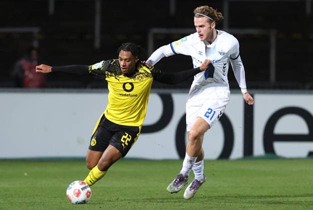 Samstag 06.12.2025, Saison 2025 26, Regionalliga West, 18. Spieltag im Stadion Rote Erde Dortmund, BVB Borussia Dortmund II - SC Paderborn U23, Filippo Calixte Mane (BVB II) gegen Travis de Jong (SCP), v.l.