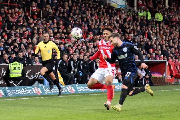 31 Justin Butler (Energie Cottbus, l.), 27 Can Coskun (Duisburg) Fussball 3. Liga 2025 2026 FC Energie Cottbus - MSV Duisburg