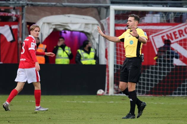 Schiedsrichter Tom Bauer Fussball 3. Liga 2025 2026 FC Energie Cottbus - MSV Duisburg