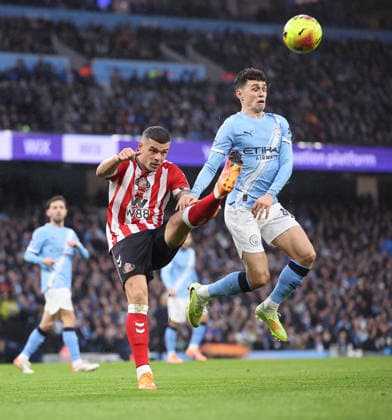 Manchester City v Sunderland 06 December 2025, Manchester - Premier League Football - Manchester City v Sunderland. Granit Xhaka of Sunderland clears in front of Phil Foden of Manchester City (photo by Daniel Chesterton) Manchester UK Copyright: xDanielxChestertonxOffside