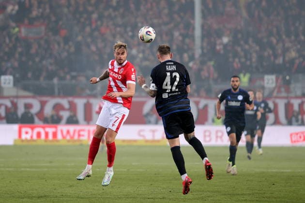 7 Timmy Thiele (Energie Cottbus, l.), 42 Alexander Hahn (Duisburg) Fussball 3. Liga 2025 2026 FC Energie Cottbus - MSV Duisburg