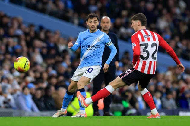 Manchester City v Sunderland Premier League 06 12 2025. Bernardo Silva (20) of Manchester City passes the ball during the Premier League match between Manchester City and Sunderland at the Etihad Stadium, Manchester, England on 6 December 2025. Manchester Etihad Stadium Manchester England Editorial use only DataCo restrictions apply See www.football-dataco.com , Copyright: xConorxMolloyx PSI-23347-0047