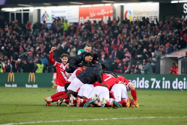 Energie feiert den Siergtreffer, Cottbuser Torjubel Fussball 3. Liga 2025 2026 FC Energie Cottbus - MSV Duisburg