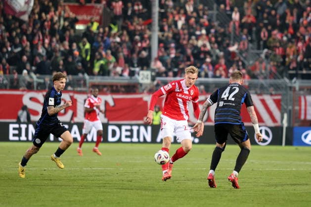 25 Ted Tattermusch (Energie Cottbus, M.), 42 Alexander Hahn (Duisburg, r.) Fussball 3. Liga 2025 2026 FC Energie Cottbus - MSV Duisburg